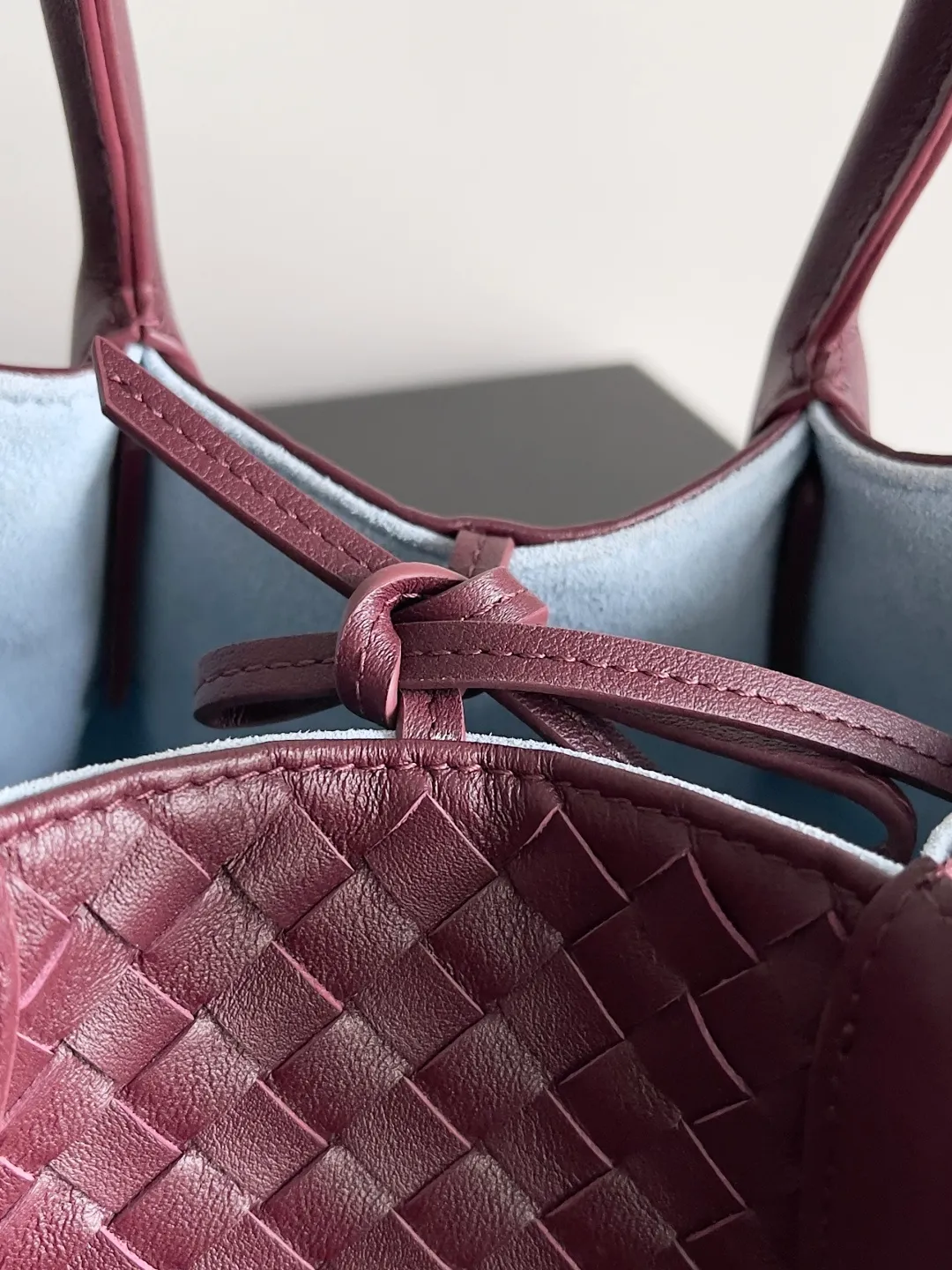 Batch 1660 BOTTEGA VENETA 2025 new product pinacoteca has super soft leather, and the weaving function, practicality and relaxed fashion sense have not fallen behind❤️‍🔥Amway has given sisters a must-have bag when going out. The size of the bag also accurately meets the commuting needs of urban beauties. It can accommodate mobile phones, keys, lipstick, powder, sunscreen, shopping bags...all of it! ! ! 🔥The capacity should not be underestimated~ It does not choose people, clothes, or occasions. With its majestic curved outline, exquisite woven texture, delicate edges and rounded handles, this woven vegetable basket bag truly achieves the goal of "dressing up and being fashionable without getting in the way"~ Are you interested in Jimei? Style number: 819004 Size: 24*15*12cm